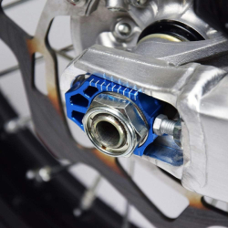 Dorazy osy zadního kola SCAR Axle Blocks Yamaha YZ250F 12-24 / YZ450F 10-25 Blue